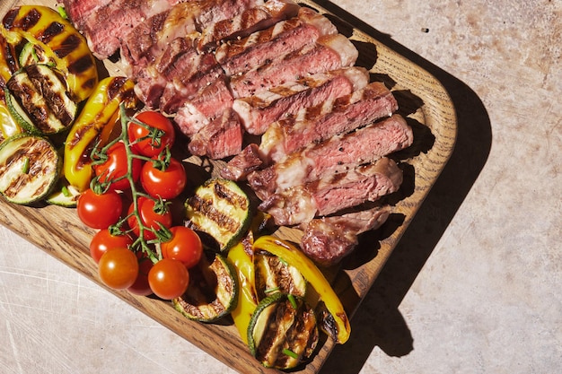 Steak de bœuf saignant grillé et légumes grillés