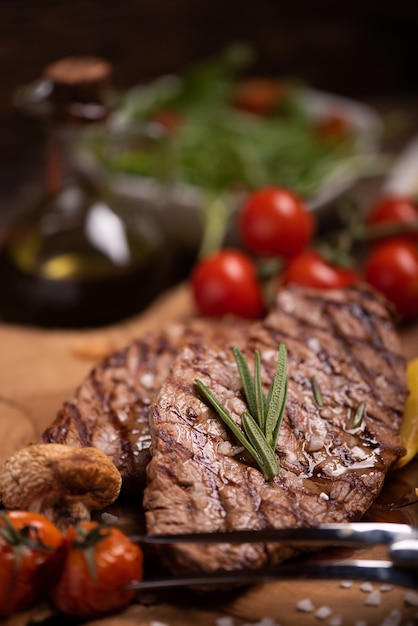 Steak de bœuf saignant moyen grillé tranché servi avec frites en gros plan