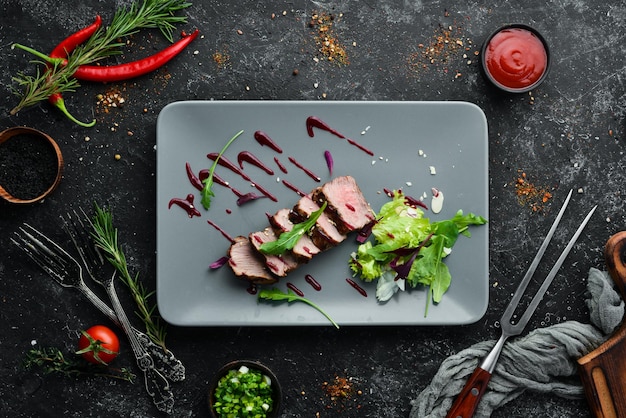 Steak de boeuf avec salade et sauce Vue de dessus Espace libre pour votre texte