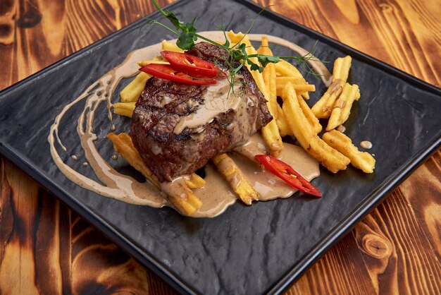 Steak de boeuf avec sauce frites