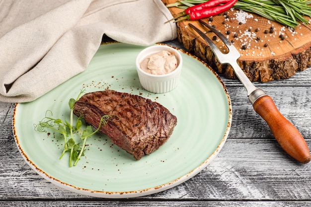 Steak de boeuf steak de boeuf grillé sur un fond blanc en bois