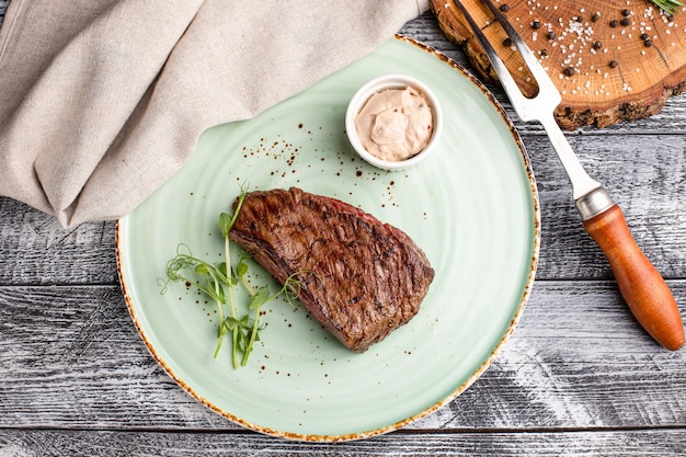 Steak de boeuf steak de boeuf grillé sur un fond blanc en bois