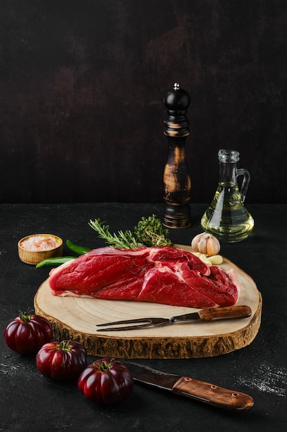 Steak de bœuf de surlonge cru sur planche à découper en bois