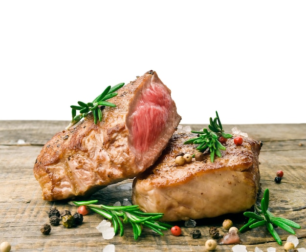 Steak de boeuf sur une table en bois.