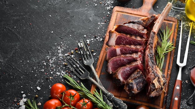 Steak de boeuf tranché grillé au romarin et aux épices Vue de dessus Espace libre pour votre texte