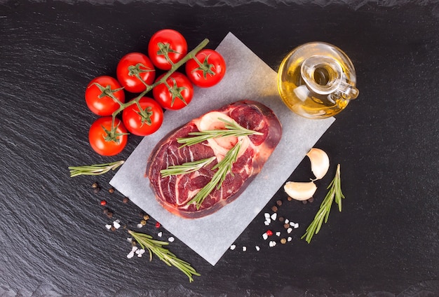 Steak de boeuf à la viande crue avec os