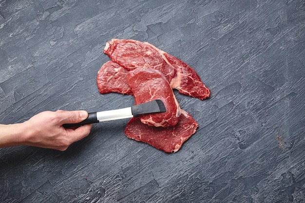 Steak de boeuf à la viande crue sur la vue de dessus noire