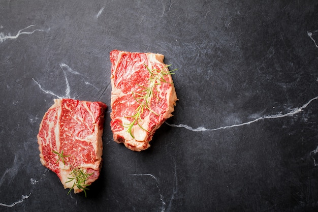 Steak de boeuf à la viande fraîche crue.