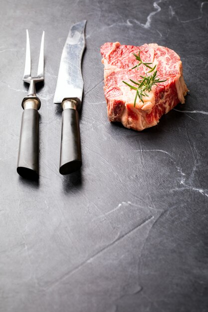 Steak de boeuf à la viande fraîche crue.