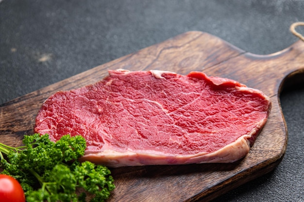 steak de boeuf viande de pulpe crue viande crue délicieuse collation mortadelle, pistaches, jambon repas sain nourriture
