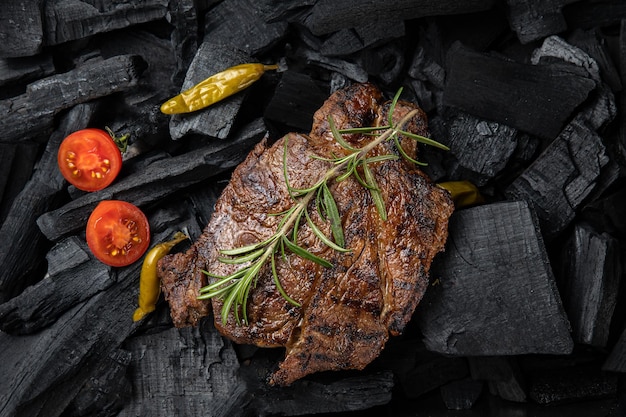 Un steak avec un brin de poivre dessus