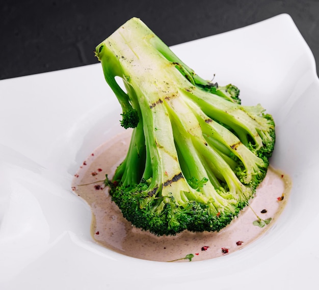 Steak de brocoli avec sauce aux noix sur assiette