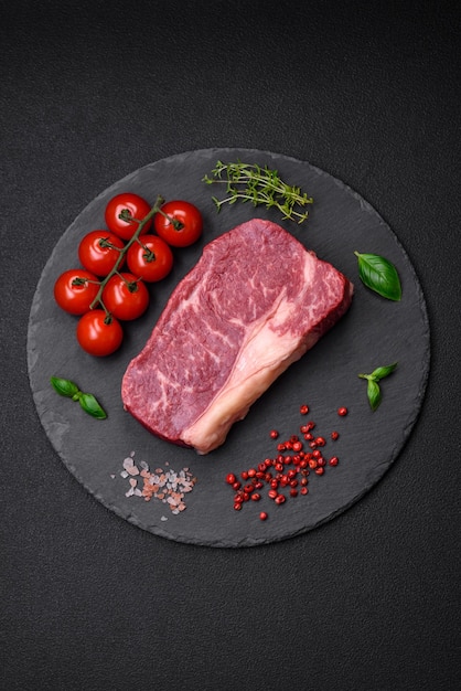 Steak de contre-filet de boeuf cru frais avec épices et herbes salées