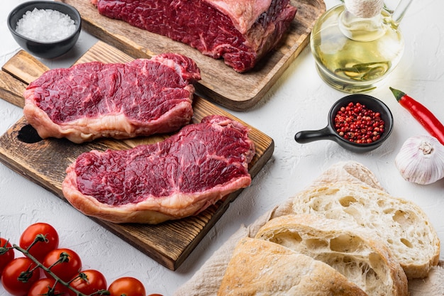 Steak de contre-filet, viande de bœuf marbrée crue, sur tableau blanc