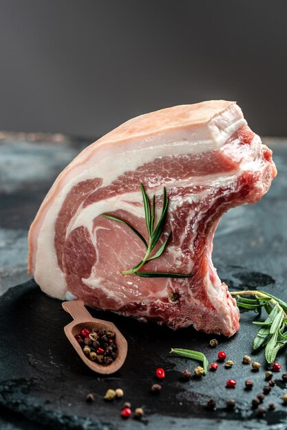 Photo steak de côtelette de porc cru aliments biologiques image verticale vue de dessus place pour le texte