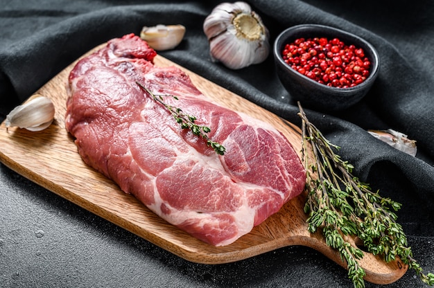 Steak de côtelette de porc cru