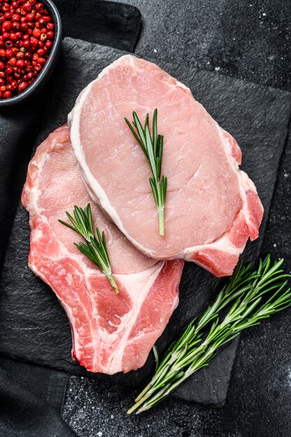 Steak de côtelette de porc cru.