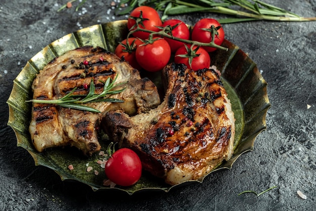 Steak de côtelette de porc sur un plateau en métal Aliments biologiques Viande de porc fraîche Menu du restaurant Recette de livre de recettes de régime
