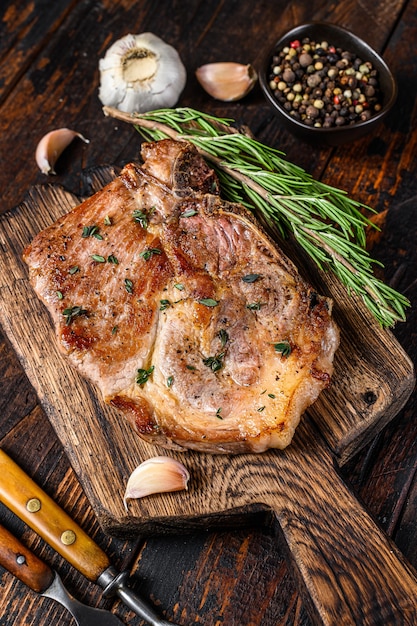 Steak de côtelette de porc rôti sur une planche à découper