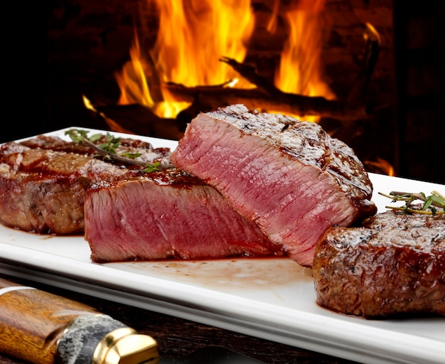 Steak coupé au barbecue