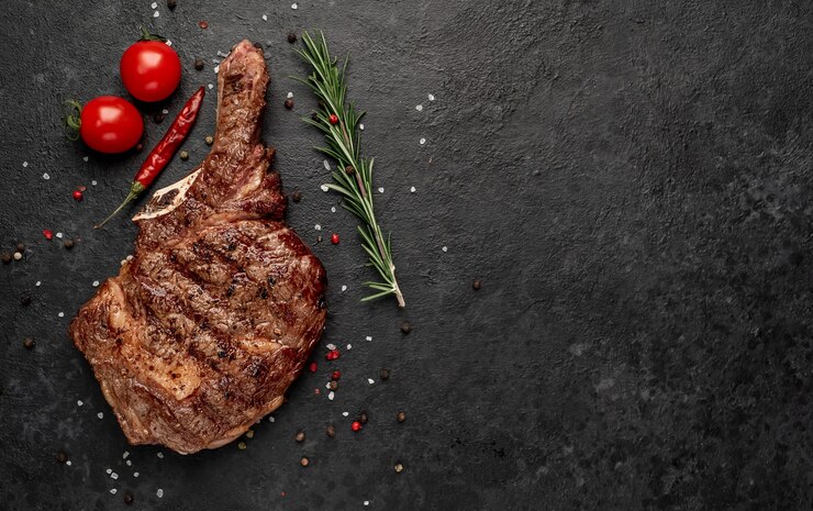 Photo steak de cowboy grillé aux épices sur table en pierre
