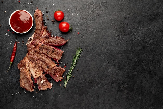 Steak de cowboy grillé aux épices sur table en pierre