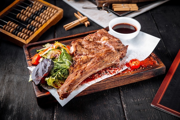 Steak de cowboy juteux grillé avec salade