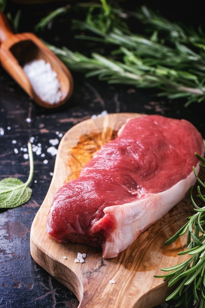 Steak cru aux herbes et au poivre