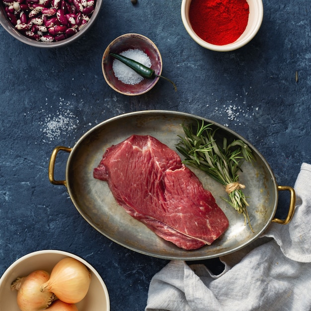 Steak cru avec des ingrédients pour la cuisson des aliments sains vue de dessus