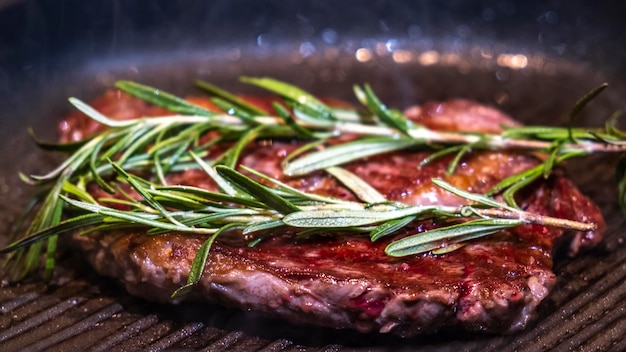 Un steak cuit sur un gril