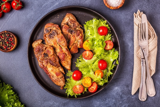 Steak de dinde cuit et salade de laitue tomate