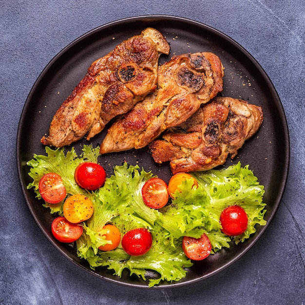 Steak de dinde rôti avec salade