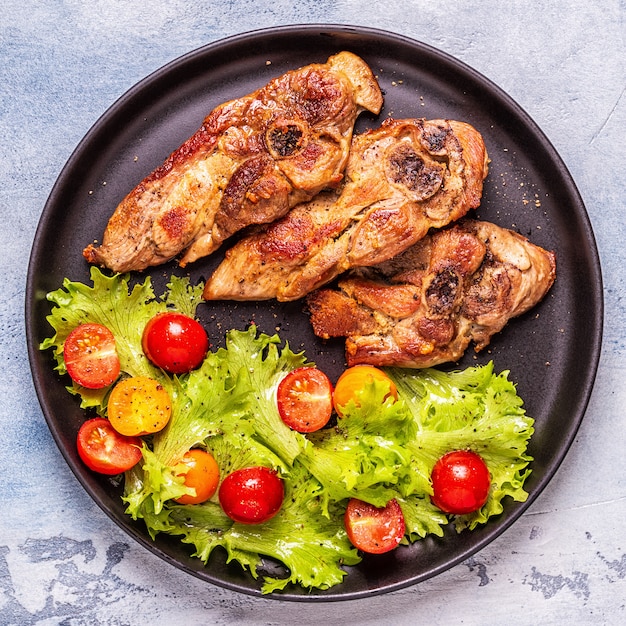 Photo steak de dinde rôti avec salade