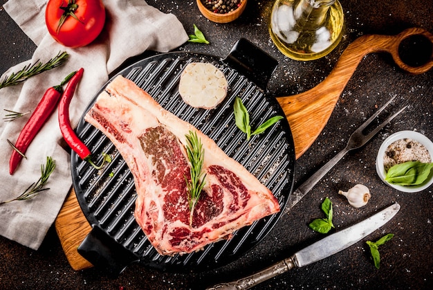 Steak de faux-filet striplon de viande de boeuf cru avec des épices