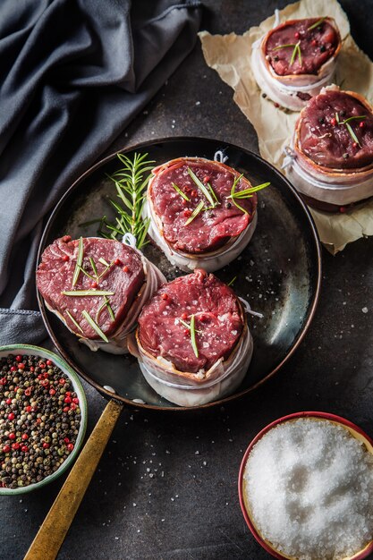 Steak de filet de boeuf enveloppé de bacon stocké dans la poêle.