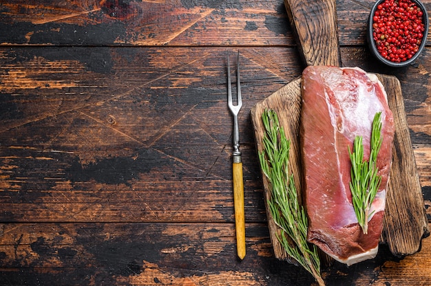 Steak de filet de poitrine de canard frais cru aux herbes et au romarin.