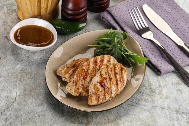 Steak de filet de poitrine de dinde grillé servi à la roquette