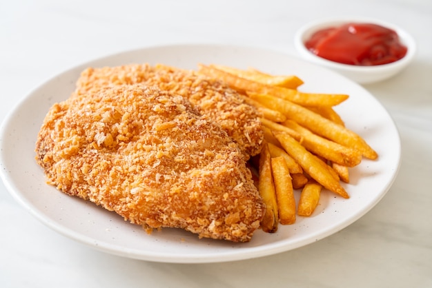 steak de filet de poitrine de poulet frit avec frites et ketchup