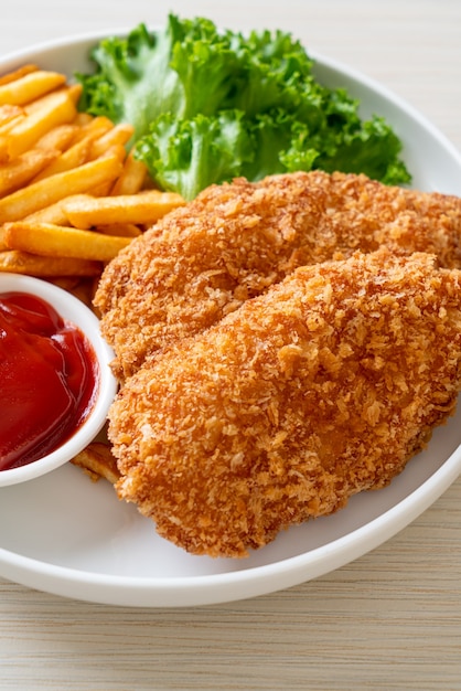 steak de filet de poitrine de poulet frit avec frites et ketchup