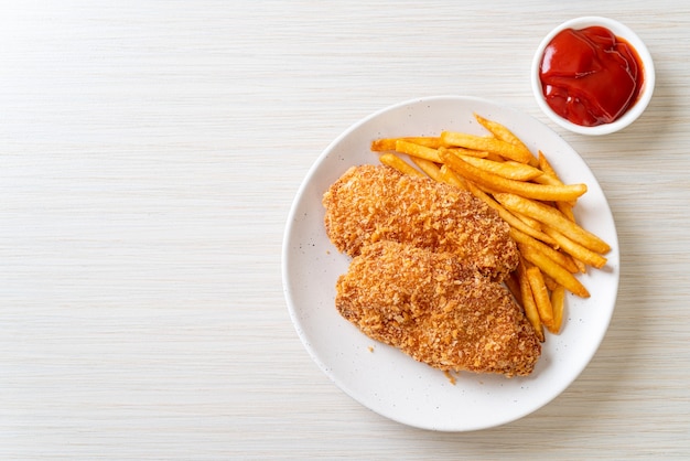 steak de filet de poitrine de poulet frit avec frites et ketchup