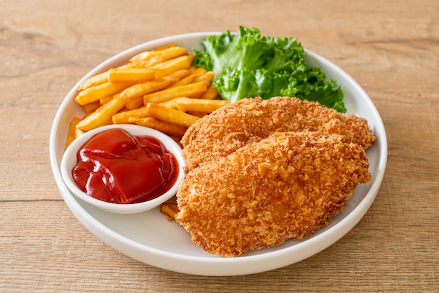 Steak de filet de poitrine de poulet frit avec frites et ketchup