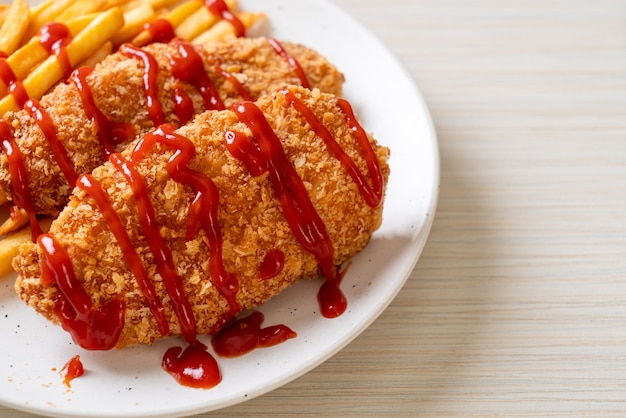 steak de filet de poulet frit avec frites et ketchup