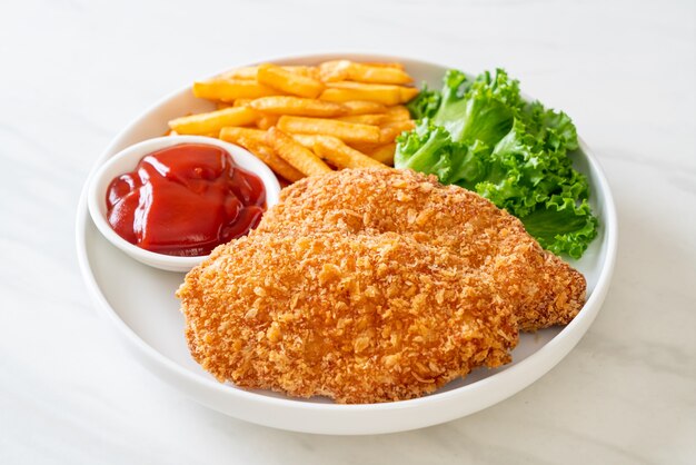 steak de filet de poulet frit avec frites et ketchup