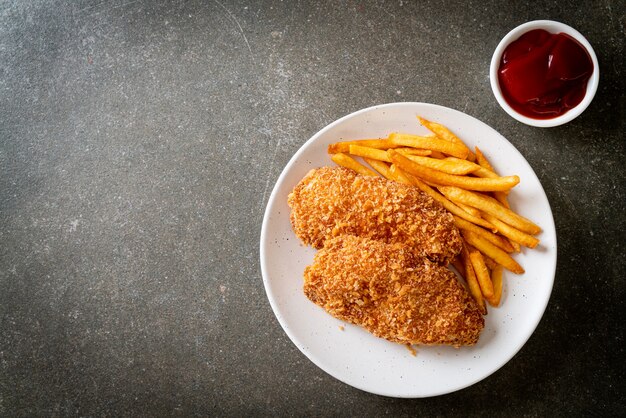 steak de filet de poulet frit avec frites et ketchup