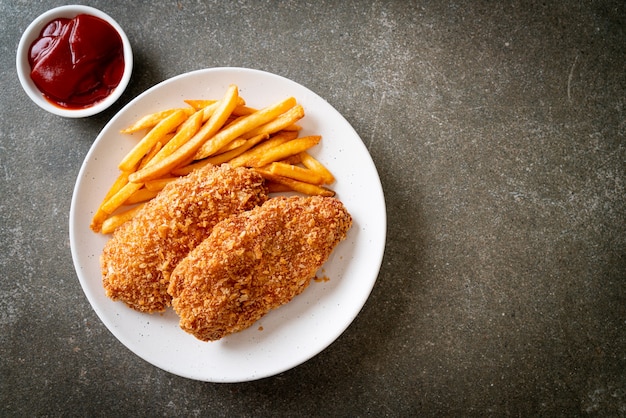 steak de filet de poulet frit avec frites et ketchup