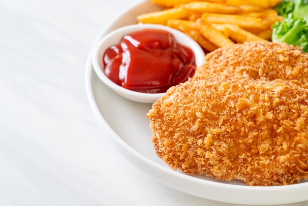 steak de filet de poulet frit avec frites et ketchup