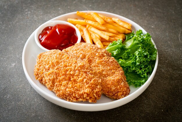 Steak de filet de poulet frit avec frites et ketchup