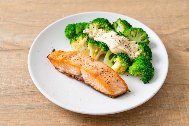 steak de filet de saumon grillé au brocoli - style d'aliments sains