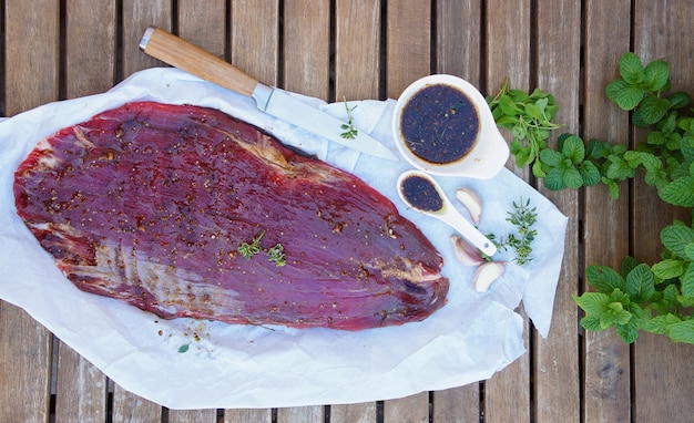 Steak de flanc cru dans la marinade