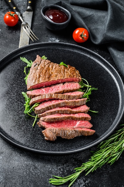 Steak de flanc grillé et coupé